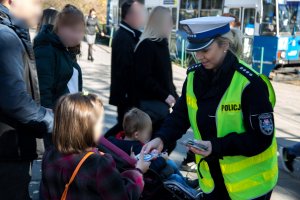 policjanci kontrolują przejścia dla pieszych za pomocą drona