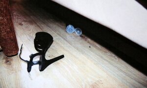 Zdjęcie z zrobione w "domówce". Fragment łóżka i leżący obok obcas