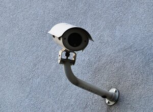 Kamera monitoringu na ścianie budynku