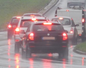 samochody na jezdni podczas deszczu