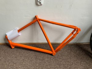 rama roweru w kolorze pomarańczowym