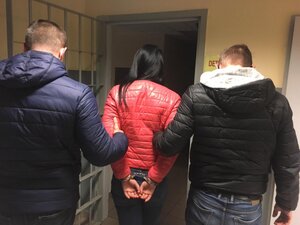 zatrzymana prowadzona przez dwóch policjantów