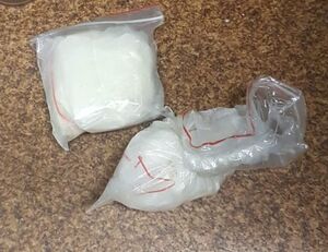 dwa woreczki strunowe z zawartością białej proszkowej substancji