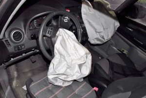 wystrzelone poduszki w samochodzie osobowym