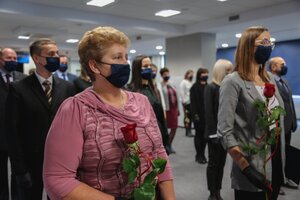 Pracownice stoją z różami