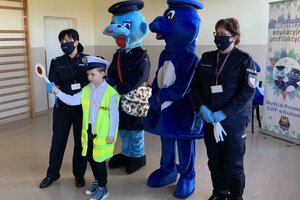 maskotki policyjne oraz policjantki w trakcie zajęć profilaktycznych z uczniami