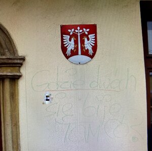 elewacja budynku starostwa zniszczona przez wandala