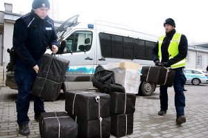 policjanci wypakowują zabezpieczone przedmioty