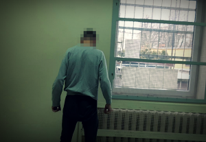 zatrzymany syryjczyk w celi