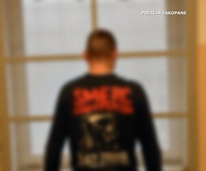 mężczyzna stojący tyłem