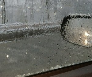 opady śniegu z deszczem widok z wnętrza samochodu