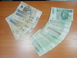 banknoty ułożone na stole