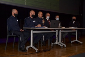 przemawiający zastępca komendanta powiatowego policji w czasie debaty