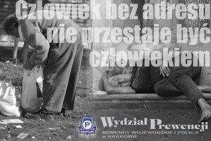 starszy bezdomny mężczyzna a obok napis: Człowiek bez adresu nie przestaje być człowiekiem