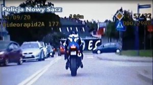 Stopa klatka z filmu. Motocykl na drodze