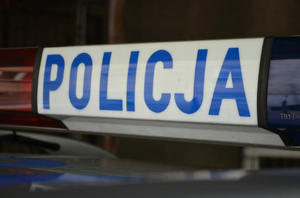 napis Policja na dachu radiowozu
