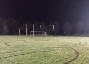 zniszczona murawa na boisku sportowym