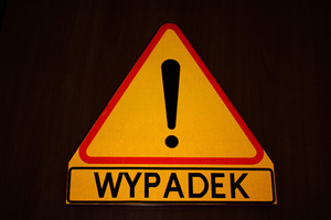 znak trójkątny z napisem wypadek