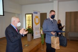 Prezydent Miasta Krakowa nagradza brawami jednego z nagrodzonych policjantów stojącego obok