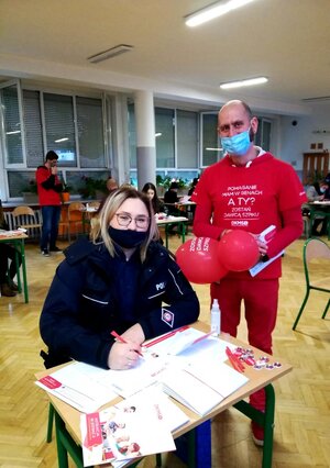 policjanta w trakcie rejestracji potencjalnych dawców szpiku kostnego.