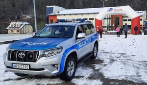 policyjny radiowóz, w tle start i meta wyścigu