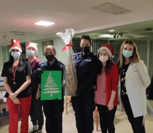 Policjantki z pracownikami Zakładu Opiekuńczo-Leczniczego Serdeczna Troska, przy os. Złotej Jesieni 5 w Krakowie.