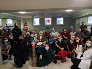 Policjantki, seniorzy oraz pracownicy Zakładu Opiekuńczo-Leczniczego Serdeczna Troska, przy os. Złotej Jesieni 5 w Krakowie.