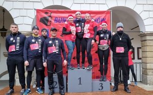 Funkcjonariusze i pracownicy KPP Wieliczka po biegu mikołajkowym