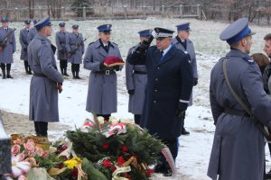 Komendant Ledzion oddaje hołd zmarłemu na cmentarzu