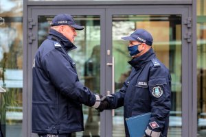 nadinspektor Michał Ledzion gratuluje komendantowi Komisariatu Policji w Szczawnicy