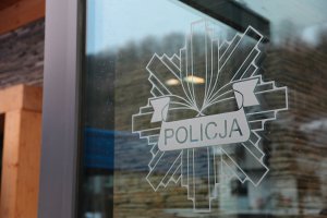 napis Policja na szklanych drzwiach
