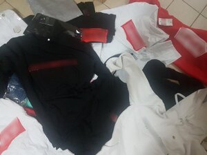 zabezpieczona odzież z podrobionymi znakami towarowymi znanych marek