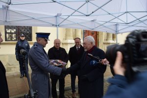 Prezydent Miasta wręcza kluczyki do radiowozu Komendantowi Miejskiemu Policji w Krakowie