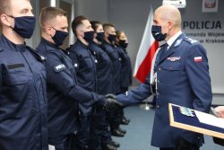 Komendant Wojewódzki gratuluje przyszłym policjantom w sali