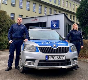 st.sierż. Mariola Krupa i sierż. sztab. Robert Leszczyński stojący przy oznakowanym radiowozie