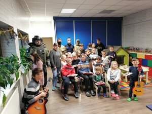 policjanci kolędują wspólnie z podopiecznymi fundacji