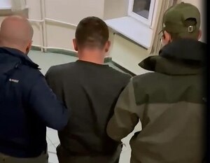 kryminalni prowadzą zatrzymanego