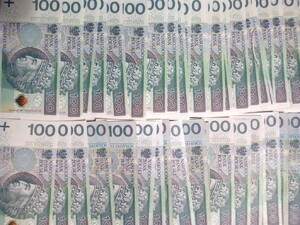 banknoty 100-złotowe w dwóch rzędach