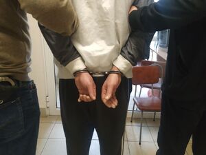 zatrzymany stoi tyłem ma założone kajdanki