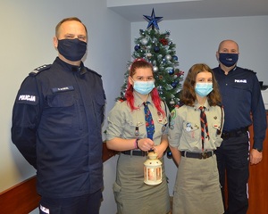 komendanci z Nowego Targu z harcerkami trzymającymi światełko betlejemskie