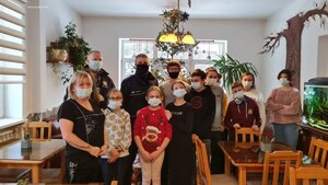 pamiątkowe zdjęcie wychowanków z policjantami