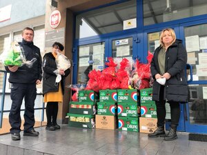 stojący przed domem opieki komendant komisariatu, dwie kobiety, między nimi leżące na ziemi prezenty