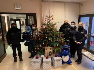 Policyjne prezenty świąteczne przy choince w hospicjum i pozujące policjantki