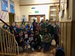 Dzieci ze Szkoły Podstawowej w Zagórzanach oraz policjantka Zespołu ds. Nieletnich