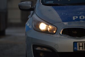 Zbliżenie na prawy przedni fragment radiowozu pokrytego szronem – uwidocznione warunki zimowe, mróz.