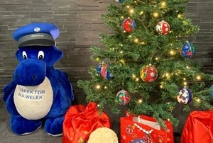 policyjna maskotka - Wawelek, i choinka
