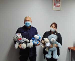 policjanci trzymają w rękach maskotki