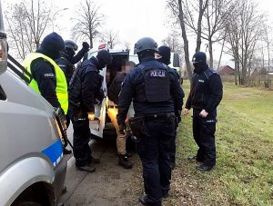 policjanci z zatrzymana grupa nielegalnych imigrantów