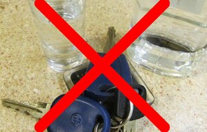 przekreślony kieliszek i kluczyki leżące obok siebie