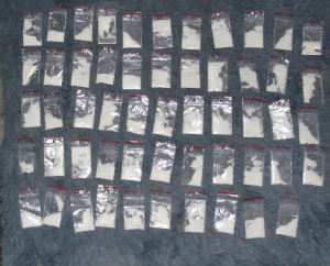 Foliowe woreczki z zawartością amfetaminy poukładane obok siebie w pięciu rzędach